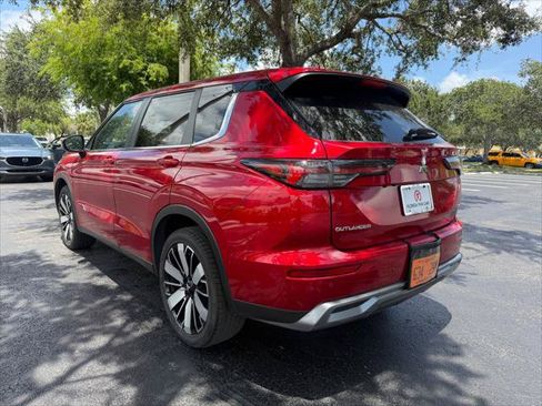 Used 2025 Mitsubishi Outlander SE FWD image 3