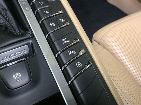 Used 2018 Porsche Macan Turbo image 34