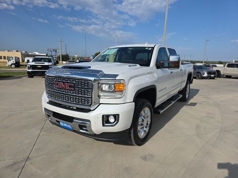 Used 2019 GMC Sierra 2500 Denali w/ Duramax Plus Package AWD/4WD image 3