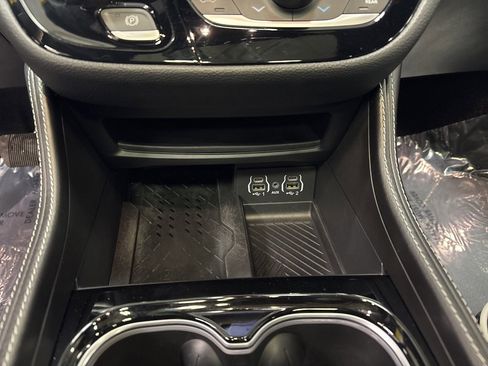 Used 2025 Chrysler Pacifica Limited image 25