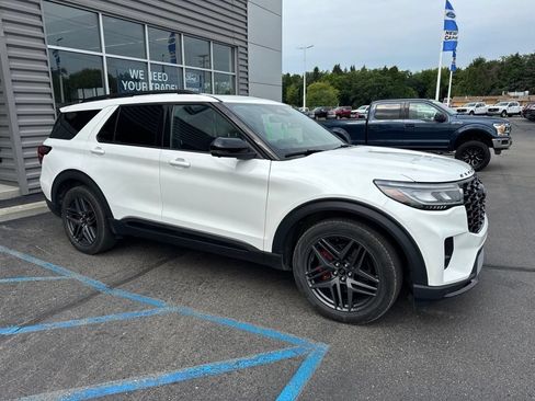 Used 2025 Ford Explorer ST AWD/4WD image 3