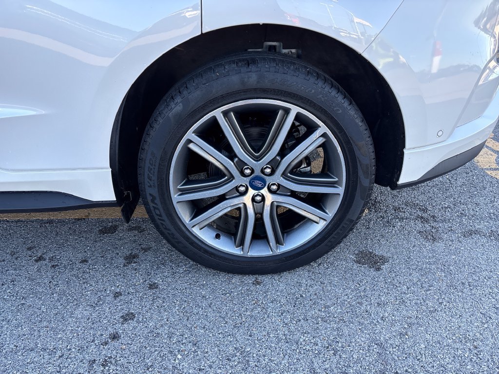 Used 2019 Ford Edge Titanium w/ Equipment Group 301A AWD/4WD image 26