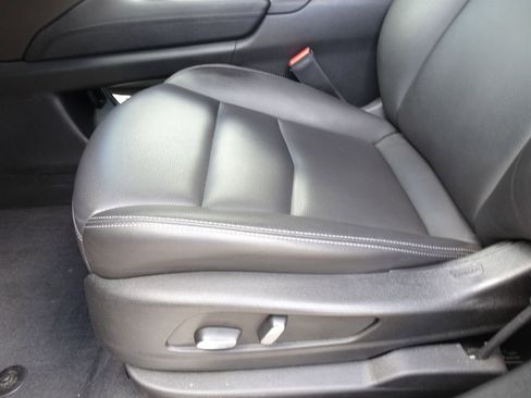 Certified 2023 Cadillac XT5 Luxury w/ LPO, Floor Liner Package AWD/4WD image 8