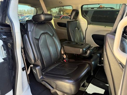 Used 2022 Chrysler Pacifica Touring-L w/ Uconnect Theater Family Group image 22