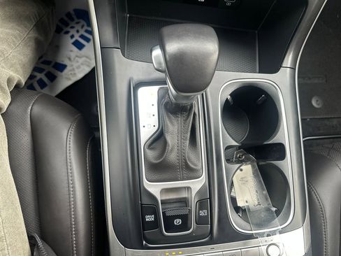 Used 2023 Kia Carnival LX image 12