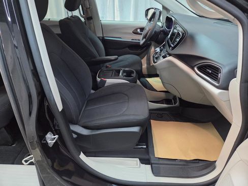 Used 2018 Chrysler Pacifica Touring Plus w/ Tire & Wheel Group image 13