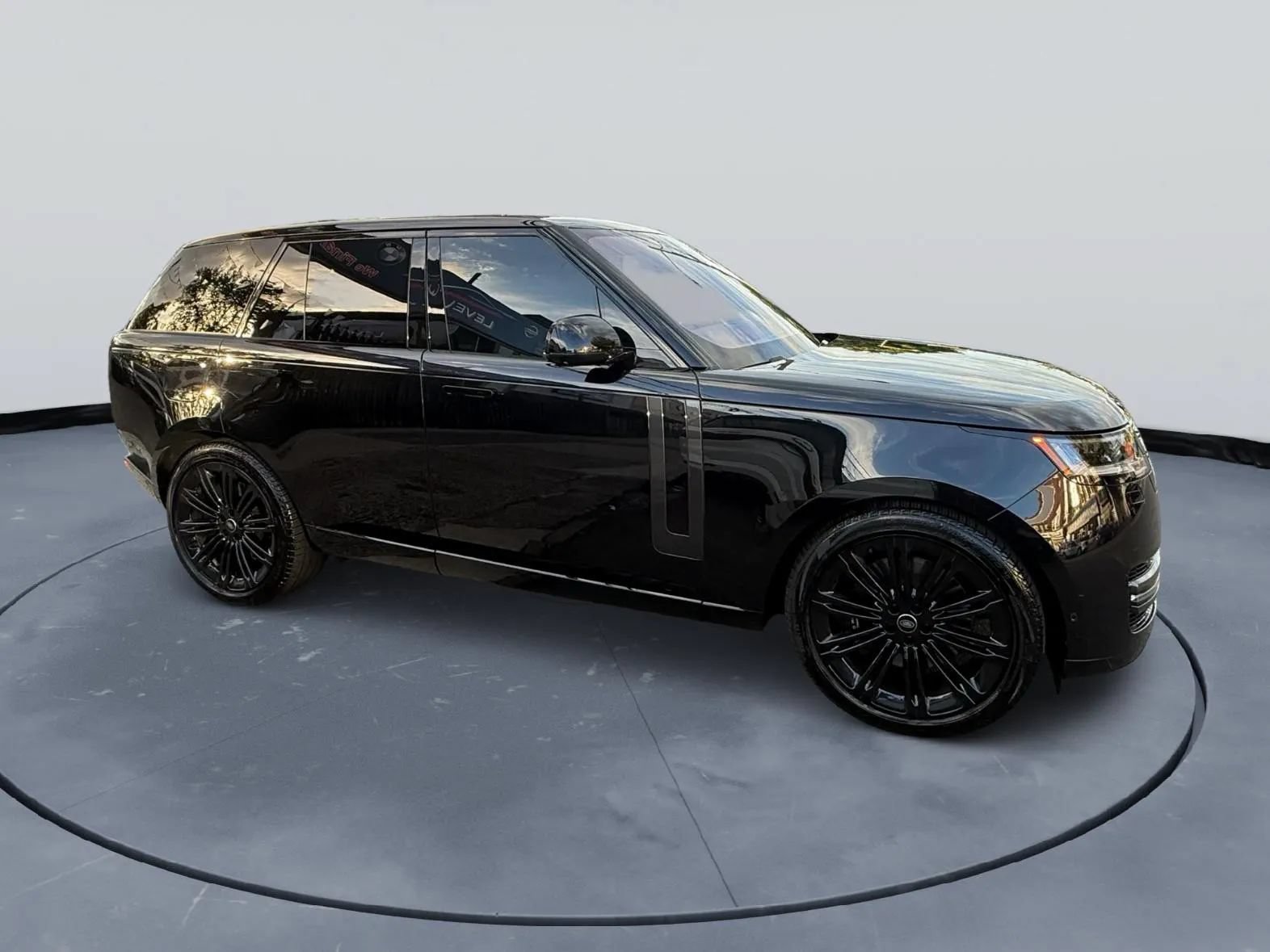 Used 2023 Land Rover Range Rover SE AWD/4WD image 3
