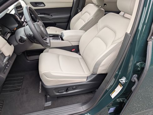 Used 2025 Nissan Pathfinder SL FWD image 16