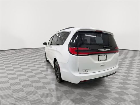 Used 2022 Chrysler Pacifica Touring-L image 9