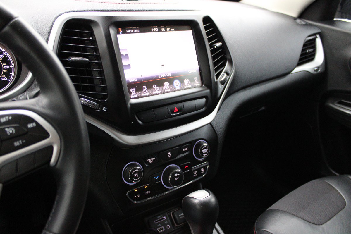Used 2015 Jeep Cherokee Trailhawk AWD/4WD image 18