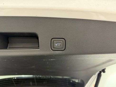 Used 2026 Chevrolet Traverse LT w/ Driver Confidence Package FWD image 9