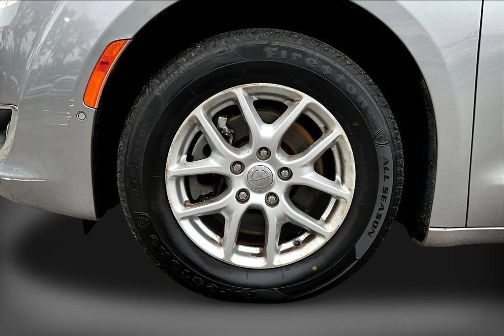 Used 2020 Chrysler Pacifica Touring w/ Advanced Safetytec Group FWD image 27