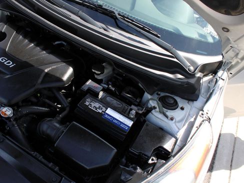 Used 2012 Hyundai Veloster w/ Style Pkg image 31