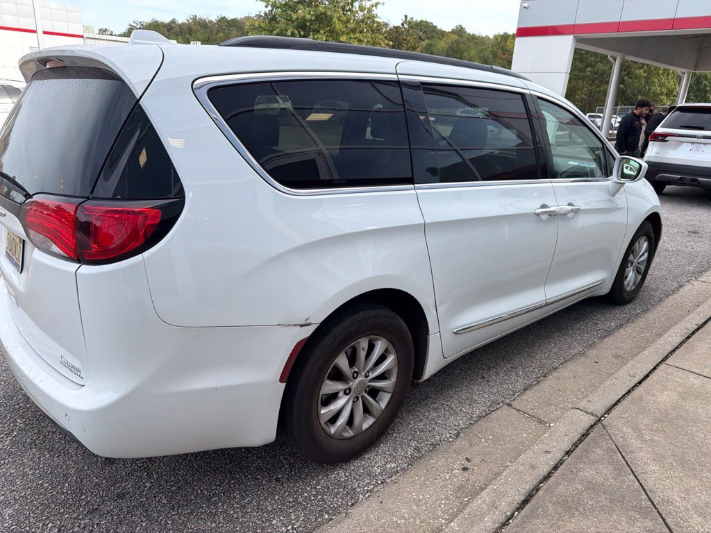 Used 2017 Chrysler Pacifica Touring-L FWD image 3