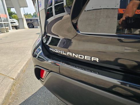 Used 2021 Toyota Highlander XLE image 16