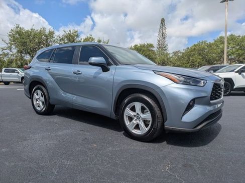 Used 2023 Toyota Highlander LE FWD image 2