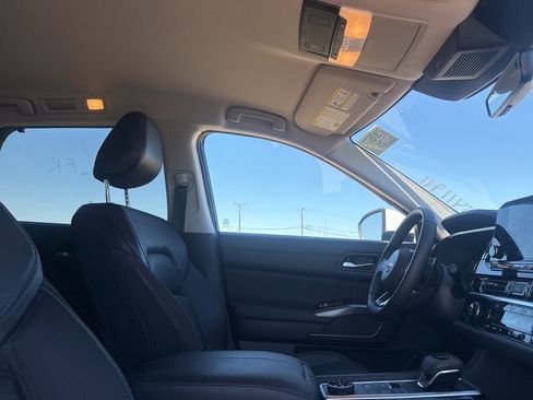 Certified 2025 Nissan Pathfinder SL image 31