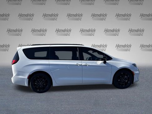 New 2026 Chrysler Pacifica Select image 9