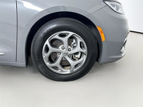 Used 2023 Chrysler Pacifica Limited FWD image 34