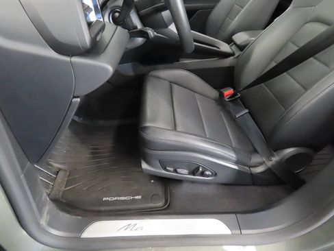 Certified 2025 Porsche Macan 4S Electric AWD/4WD image 40