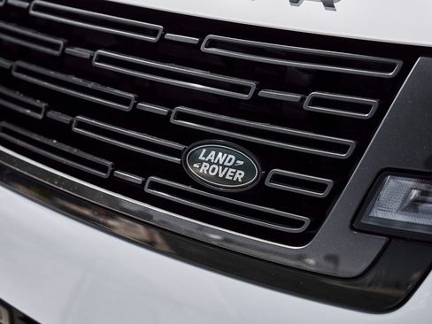 Used 2025 Land Rover Range Rover SE AWD/4WD image 8