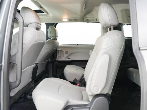 Used 2026 Toyota Sienna XLE FWD image 16