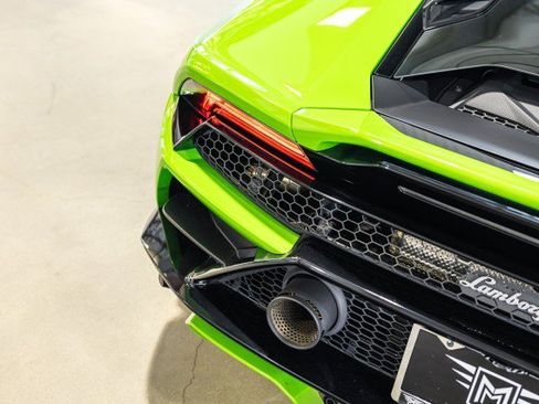 Used 2022 Lamborghini Huracan EVO RWD image 17