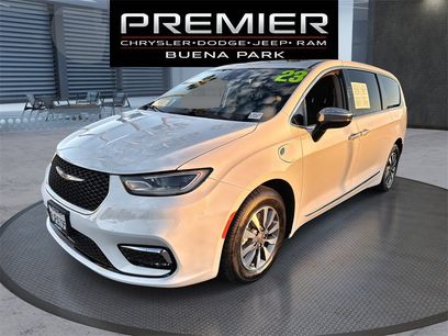 Used 2023 Chrysler Pacifica Limited w/ Uconnect Theater Family Group