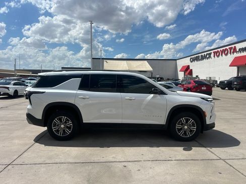 Used 2025 Chevrolet Traverse LT w/ Driver Confidence Package FWD image 2