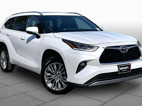 Used 2026 Toyota Highlander Platinum AWD/4WD image 3