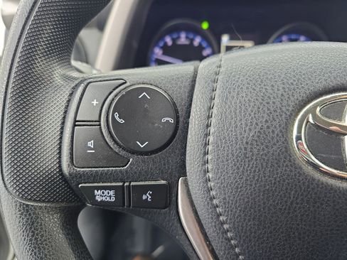 Used 2018 Toyota RAV4 LE image 16