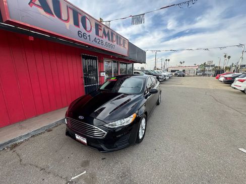 Used 2019 Ford Fusion SE FWD image 2