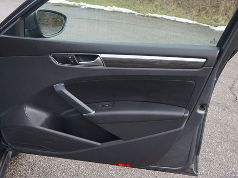 Used 2017 Volkswagen Passat 1.8T SE image 36