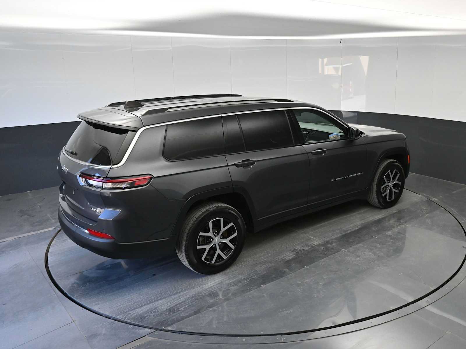 Used 2023 Jeep Grand Cherokee L Limited w/ Luxury Tech Group II AWD/4WD image 32