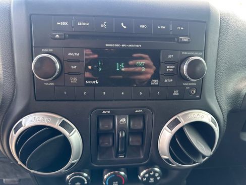 Used 2015 Jeep Wrangler Unlimited Rubicon w/ Connectivity Group AWD/4WD image 14