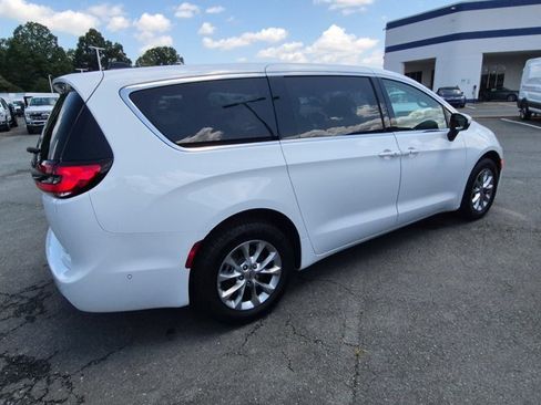 Used 2023 Chrysler Pacifica Touring-L AWD/4WD image 4