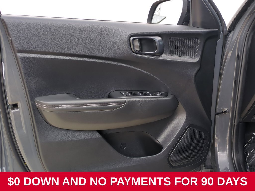 Used 2025 Hyundai Venue Limited FWD image 11