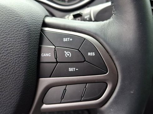 Used 2019 Jeep Cherokee Latitude Plus w/ Comfort/Convenience Group FWD image 18