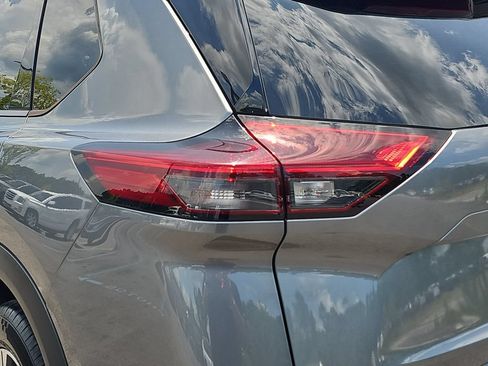 Used 2021 Nissan Rogue SV FWD image 32