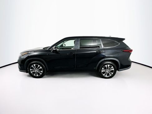Used 2025 Toyota Highlander XLE FWD image 4