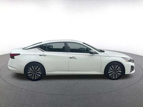 Used 2025 Nissan Altima 2.5 SV FWD image 13
