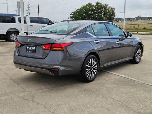 Used 2025 Nissan Altima 2.5 SV FWD image 3
