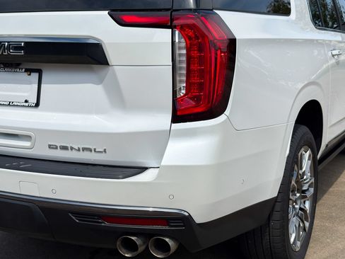 Used 2023 GMC Yukon XL Denali Ultimate AWD/4WD image 13