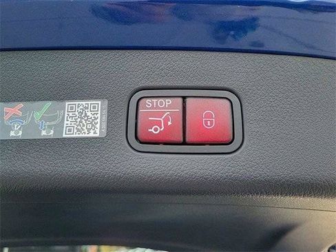 Used 2025 Mercedes-Benz GLC 300 4MATIC image 9