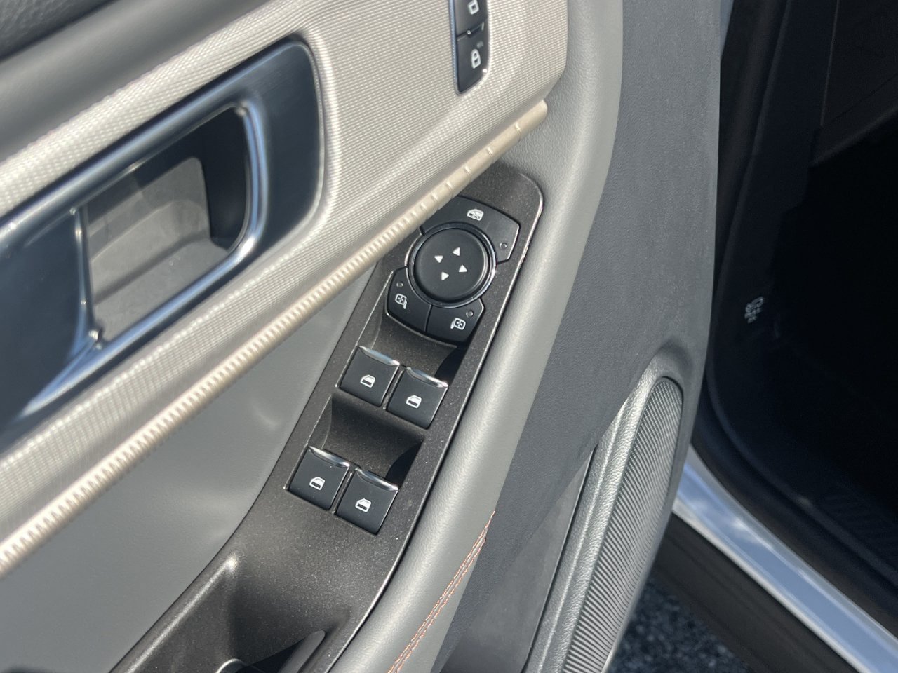 New 2026 Ford Explorer Active RWD image 13