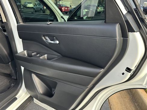 Used 2024 Nissan Pathfinder SL image 13