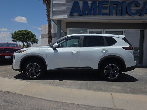 Used 2025 Nissan Rogue SV FWD image 3