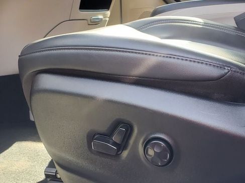 Used 2024 Chrysler Pacifica Limited FWD image 6