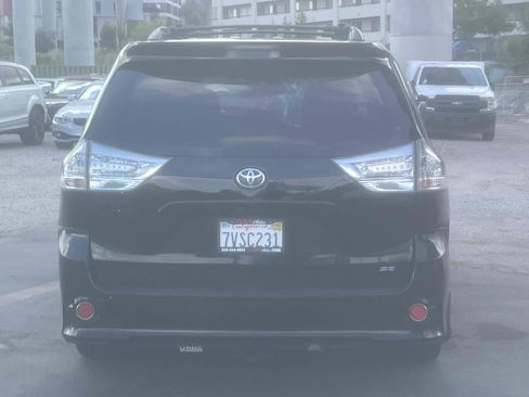 Used 2017 Toyota Sienna SE FWD image 4