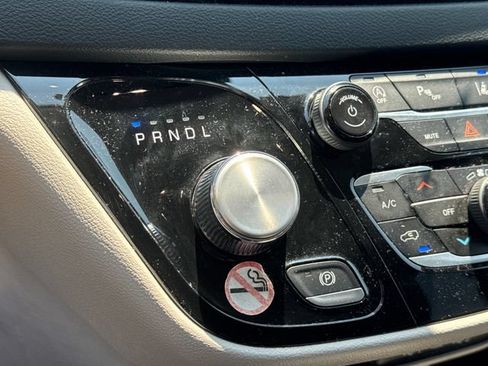 Used 2024 Chrysler Pacifica Touring-L FWD image 16